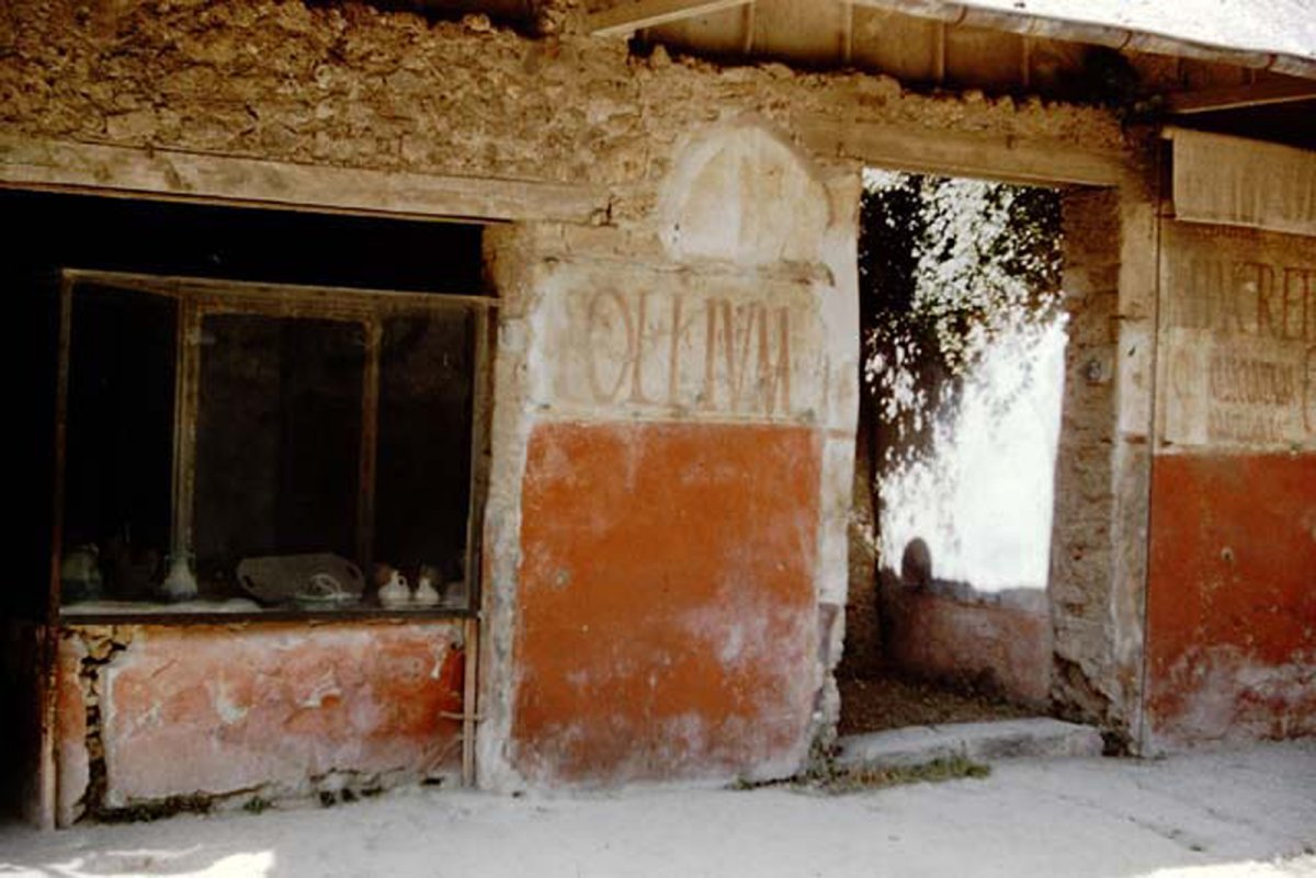 Photo of the Thermopolium of Asellina, Partly excavated in 1911. Pompeii. 1959. Entrance doorway text Lollium d(ignum) v(iis) a(edibus) s(sacris) p(ublicis) o(ro) v(os) f(aciatis).
