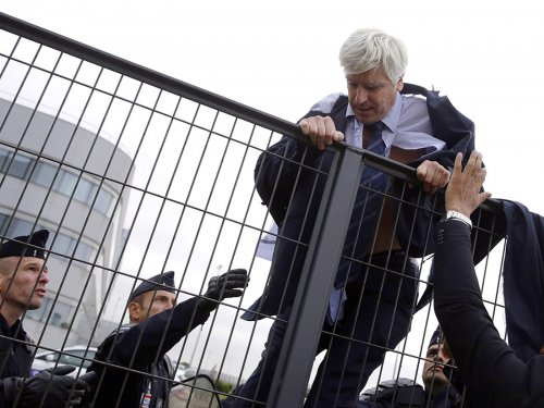 BBC News: Air France shirtless bosses flee from angry protesters, 2015